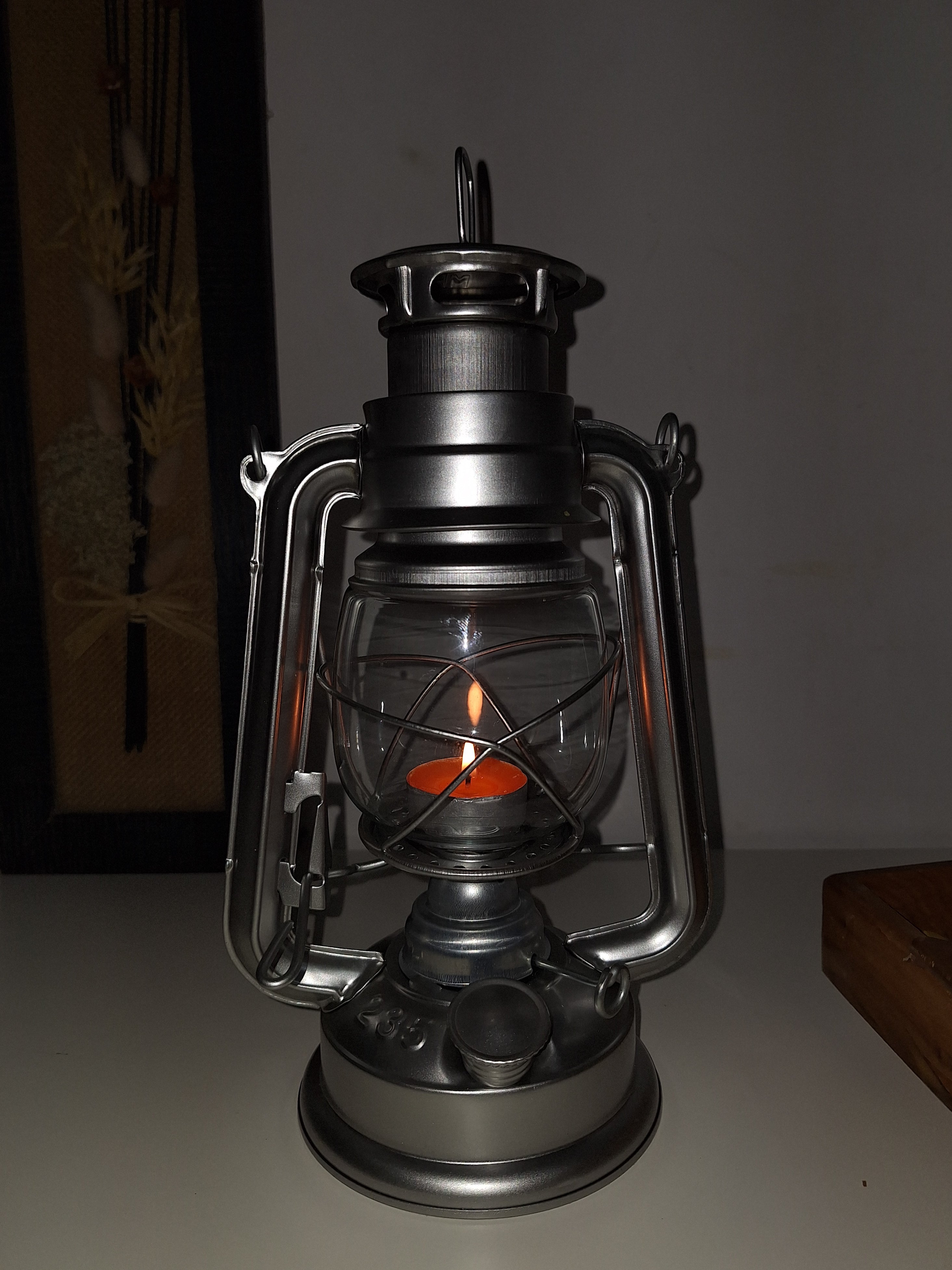 Vintage Kerosene Lamp  فانوس كيروسين معدني وزجاجي – تصميم كلاسيكي وأنيق