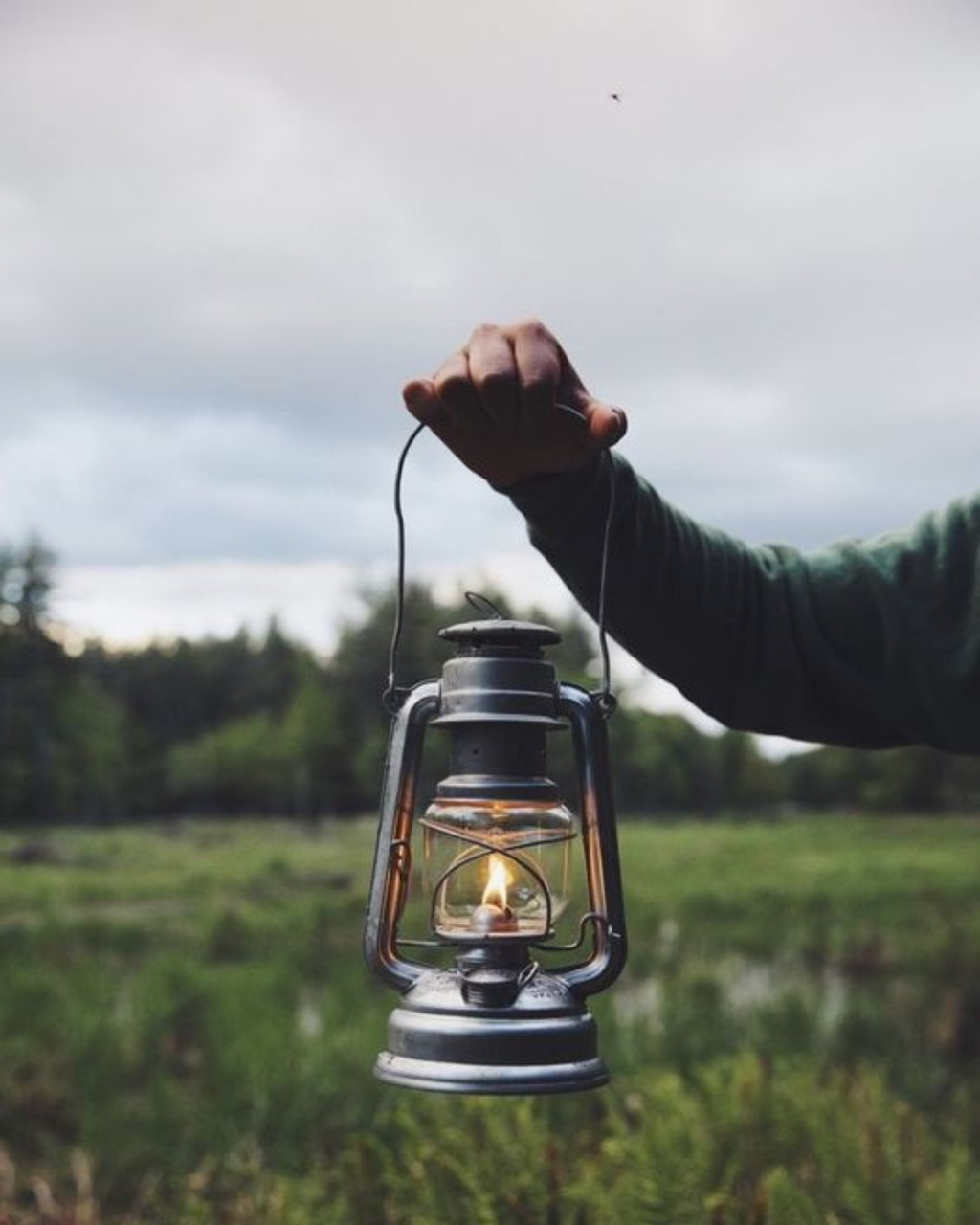 Vintage Kerosene Lamp  فانوس كيروسين معدني وزجاجي – تصميم كلاسيكي وأنيق