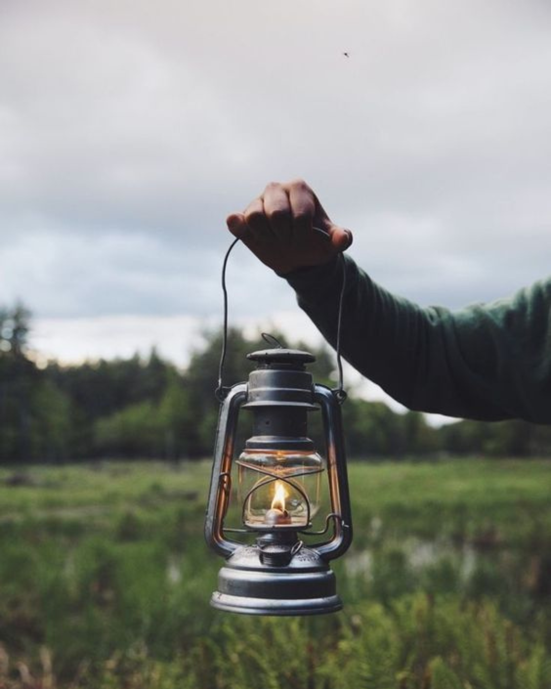 Vintage Kerosene Lamp  فانوس كيروسين معدني وزجاجي – تصميم كلاسيكي وأنيق